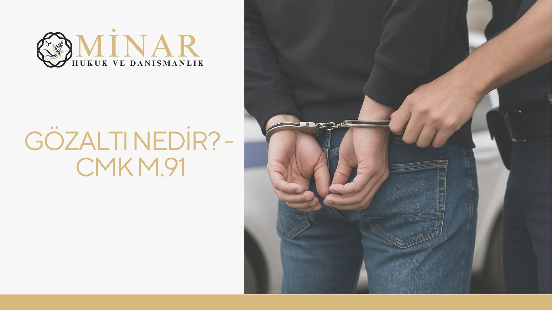 Bir polis memuru, sivil kıyafetli bir kişinin ellerini arkadan kelepçeliyor.
