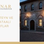 İcareteyn ve mukataalı vakıflar üzerine Minar Hukuk ve Danışmanlık makalesi kapak görseli. Osmanlı dönemi vakıf mimarisi, taş bina cephesi ve gece ışıklandırmasıyla birlikte icareteyn sisteminin tarihî dokusunu yansıtan hukuk temalı görsel.