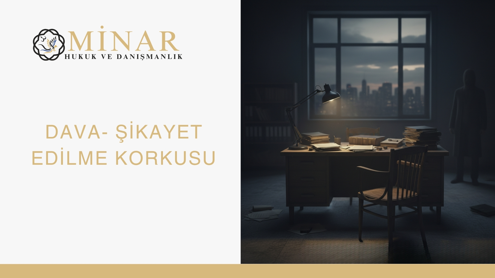 Gece vakti loş ışıkta bir hukuk bürosu masası; üzerinde belgeler, dosyalar ve bir masa lambası bulunuyor. Arka planda şehir manzarası ve gölgede beliren bir figür, dava veya şikayet edilme korkusunu simgeliyor.