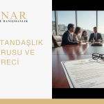 “Toplantı masasında KKTC mevzuatı kitabı, resmi belgeler ve danışmanlık görüşmesi yapan avukatlar; KKTC vatandaşlık başvurusu süreci.”