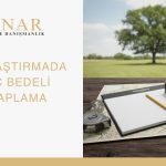 MİNAR Hukuk ve Danışmanlık logosu ve "KAMULAŞTIRMADA AĞAÇ BEDELİ HESAPLAMA" başlığı içeren bir kapak görseli. Görselde, bir masa üzerinde ölçüm bandı, harita, boş bir defter, kalem, eski bir kamera ve madeni paralar yer alıyor. Arka planda yeşil bir alan ve tek bir ağaç görünüyor.