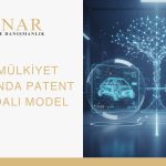Minar Hukuk logosu yanında dijital bir ortamda otomobil ve robot çizimlerinin yer aldığı, buluşların patent ve faydalı modelle korunmasını simgeleyen görsel. Başlıkta “Sınai Mülkiyet Hukukunda Patent ve Faydalı Model” ifadesi yer almaktadır.