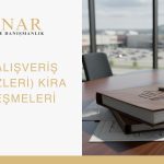 Minar Hukuk ve Danışmanlık logosunun ve "AVM (Alışveriş Merkezleri) Kira Sözleşmeleri" başlığının yer aldığı bir görsel. Sağ tarafta, bir masanın üzerinde AVM planları ve kira sözleşmelerini temsil eden dosya yığını, kalem ve gözlükler görülüyor. Arka planda bir alışveriş merkezinin dış görüntüsü pencerelerden içeri süzülüyor.