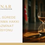 Bir mahkeme salonunda masanın üzerinde duran kum saati, adalet terazisi ve yargı tokmağı; arka planda Türk bayrağı görülüyor. Görsel, Türkiye’de adil yargılanma hakkı ve makul sürede yargılanma ilkesini sembolize ediyor.