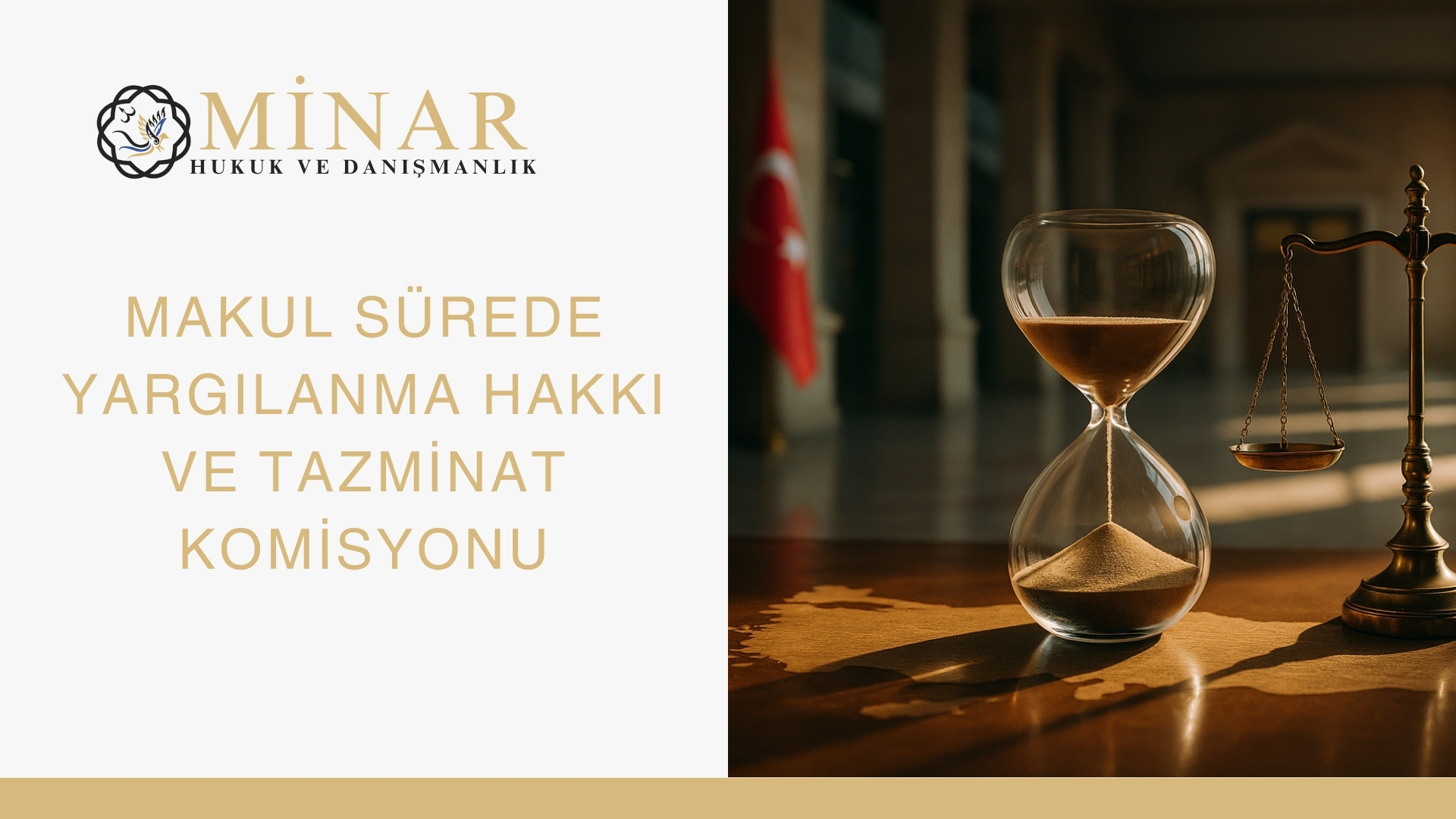 Bir mahkeme salonunda masanın üzerinde duran kum saati, adalet terazisi ve yargı tokmağı; arka planda Türk bayrağı görülüyor. Görsel, Türkiye’de adil yargılanma hakkı ve makul sürede yargılanma ilkesini sembolize ediyor.