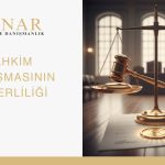 “Altın tonlarında adalet terazisi, bir kefede hâkim tokmağı diğer kefede düğümlenmiş ip sembolü bulunan, arkada mahkeme salonu görünen tahkim temalı hukuk görseli. Sol kısımda Minar Hukuk ve Danışmanlık logosu ve ‘Tahkim Anlaşmasının Geçerliliği’ başlığı yer alıyor.”