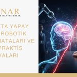 Karanlık, fütüristik bir arka planda robotik kolun bir insan hologramının beynine müdahale ettiği ve bu müdahalenin altındaki masada bir tokmak ile adalet terazisinin bulunduğu, sağlık teknolojileri ve hukuki sorumluluğu kesiştiren kapak görseli.