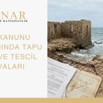 Kıyı Kanunu’na göre tapu iptali riskini gösteren kıyı kenar çizgisi alanı; deniz kenarında yıkık taş yapı, sahil şeridi ve tapu–harita belgeleri bulunan fotoğraf. Kıyı kenar çizgisi tespiti, yolsuz tescil, Hazine’nin tapu iptal davaları ve TMK 1007 tazminatı konularını temsil eder.