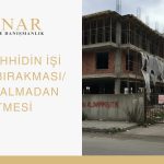 Yarım kalmış bir inşaat şantiyesi ve “iskan alınmamıştır” yazılı duvar — Minar Hukuk & Danışmanlık tarafından hazırlanan, müteahhidin işi yarım bırakması ve iskan almadan gitmesi konulu hukuki içerik görseli.