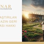 “Yaşlı bir çift, evlerinin önünde kamulaştırma belgesi tutarken; arka planda inşaat alanı ve iş makineleri bulunan, ‘Kamulaştırılan Taşınmazın Geri Alınması Hakkı’ başlıklı Minar Hukuk görseli.”