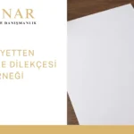 Şikayetten vazgeçme dilekçesi için boş belge, kalem ve hukuk tokmağı bulunan kurumsal hukuk görseli.