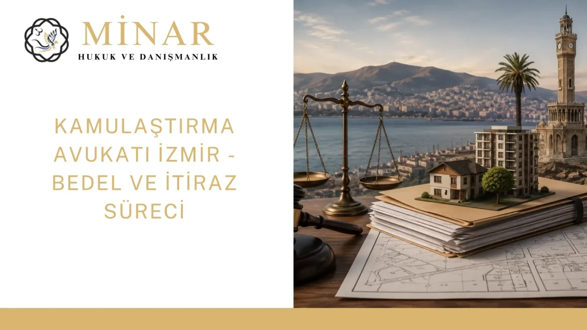 Kamulaştırma avukatı İzmir bedel ve itiraz süreci görseli; İzmir Saat Kulesi, dava dosyası, hukuk terazisi ve taşınmaz modeli.
