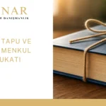İzmir tapu ve gayrimenkul avukatı hizmetlerini temsil eden sicimle bağlanmış hukuk kitabı görseli.